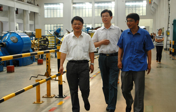 江苏省经信委企业生长效劳随处长陈冈一行来GA黄金甲集团考察指导