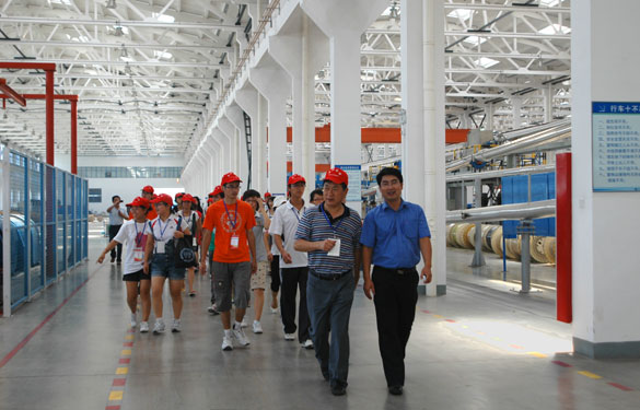 溧阳市在校大学生代表50余人来GA黄金甲集团旅行学习