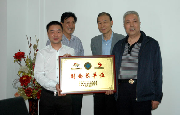 江苏省中小企业协会会长于登和来GA黄金甲集团调研