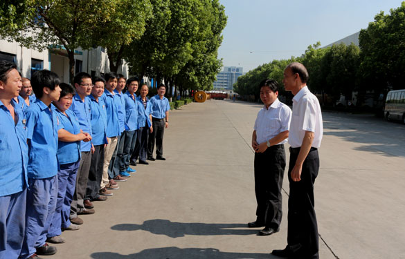 溧阳市市长苏江华等向导慰问GA黄金甲一线员工