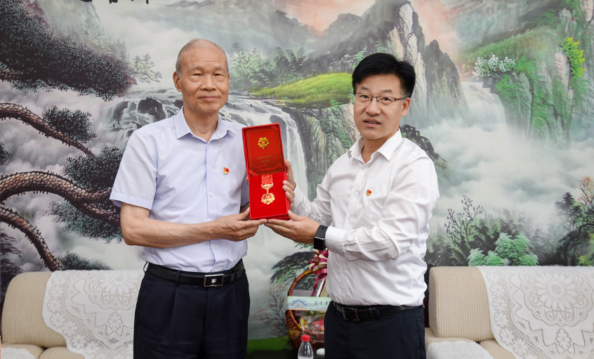 殷殷关切传党情 深深嘱托暖人心---溧阳市委书记叶明华“七一”探望慰问GA黄金甲电缆“庆幸在党50年”老党员丁山华